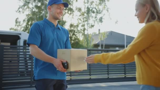 Güzel Genç Kadın Evinin Kapılarını Açar ve Ona Karton Kutu Paketi verir Teslimat Adam Meets, O İmzaelektronik İmza Pod Cihaz. — Stok video