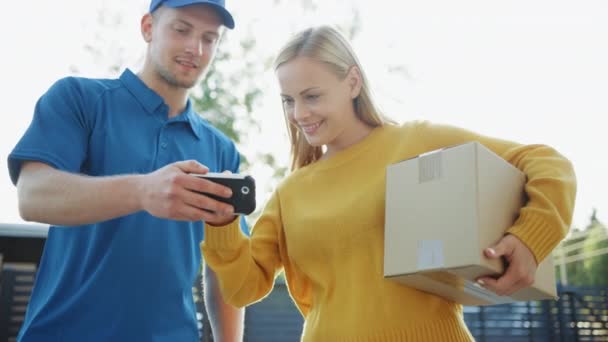 Genç Kadın Holding Teslim Karton Kutu Paketi, O İmzalar Elektronik İmza Pod Cihaz ve Teslimat Adam veda ediyor. Yavaş Çekim — Stok video