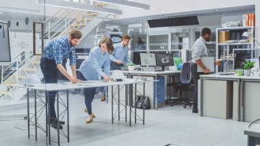 Yoğun Mühendislik Ajansı 'nda çeşitli mühendisler, teknisyenler Endüstriyel Motor Prototipi Tasarımı üzerinde çalışıyor. Uzmanlar toplantılarda konuşur, çizimlerle çalışır, bilgisayarları kullanır