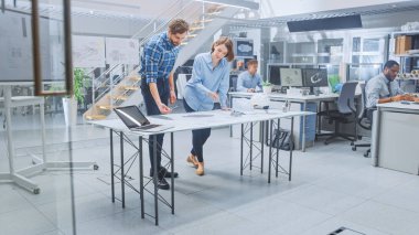 Yoğun Mühendislik Tesisi 'nde çeşitli mühendisler, teknisyenler Endüstriyel Motor Prototipi Tasarımı üzerinde çalışıyor. Uzmanlar toplantılarda konuşur, çizimlerle çalışır, bilgisayarları kullanır