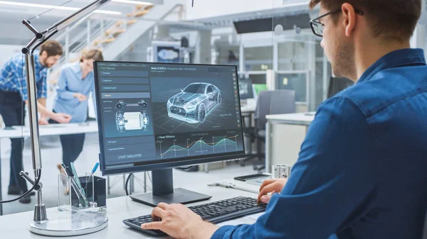 Over de schouder Shot of Engineer Werken met CAD-software op Desktop Computer, Scherm toont technische ontwerpen en tekeningen. In de Achtergrondtechnische Faciliteit Gespecialiseerd in Industrieel Ontwerp — Stockfoto