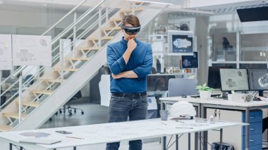 Sanal Gerçeklik Kulaklığı Giyen Mühendislik Yazılım Geliştirme Geliştiricisi Modern Tesiste Sanayi Motoru Modeli Tasarlarken Artırılmış Gerçeklikle Etkileşim İçin Hareketler Kullanır. AR Model Konsepti