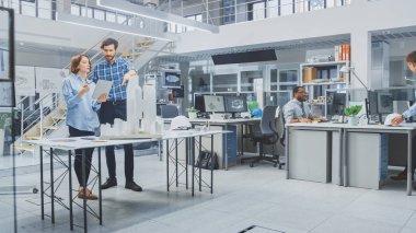Mimarlık Bürosunda: İnşaat Kompleksi Prototip Projesi üzerinde çalışan Mimarlar ve Mühendisler Ekibi, Şehir Modeli ve Bilgisayarları kullanarak 3D CAD yazılımı çalıştırıyor. Konut ya da İş Bölgesi