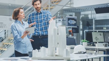 Mimarlık Bürosunda: Mimar ve Mühendis Konuşuyor, Yapı Kompleksi Prototipi Projesi üzerinde çalışıyor, Şehir Modeli ve Bilgisayarları kullanarak 3D CAD yazılımı çalıştırıyor. Konut ya da İş Bölgesi