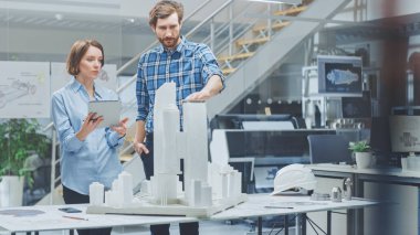 Mimarlık Bürosunda: Mimar ve Mühendis Konuşuyor, Yapı Kompleksi Prototipi Projesi üzerinde çalışıyor, Şehir Modeli ve Bilgisayarları kullanarak 3D CAD yazılımı çalıştırıyor. Konut ya da İş Bölgesi