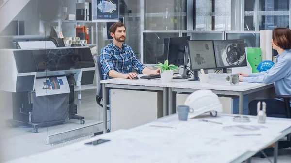 In der Anlage für Wirtschaftsingenieurwesen: Diverse Gruppe von Ingenieuren, Technikern und Spezialisten, die an Personal Computern arbeiten, analysieren technische Entwürfe für die Motorenkonstruktion. — Stockfoto