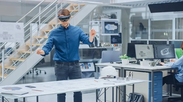 Desarrollador de software de ingeniería que usa auriculares de realidad virtual utiliza gestos para interactuar con la realidad aumentada mientras diseña el modelo de motor industrial en instalaciones modernas. AR Mock-up Concepto —  Fotos de Stock