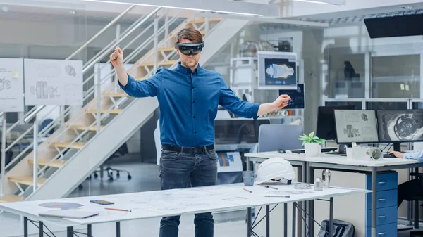 Engineering Software Developer Wear Virtual Reality Headset använder Gestures för att interagera med Augmented Reality när du designar en industriell motormodell i en modern anläggning. Koncept för AR-modell — Stockfoto