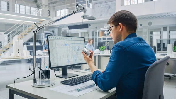 Em Architectural Bureau: Team of Architects and Engineers Working on a Building Complex Prototype Project, Using City Model and Computers Running 3D CAD Software. Residencial ou Distrito de Negócios — Fotografia de Stock