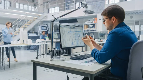 In Architectural Bureau: Team van Architecten en Ingenieurs Werken aan een Building Complex Prototype Project, Het gebruik van City Model en Computers Running 3D CAD Software. Woonwijk of zakendistrict — Stockfoto