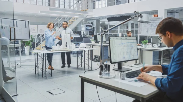 Dans Architectural Bureau : Team of Architects and Engineers Working on a Building Complex Prototype Project, Using City Model and Computers Running 3D CAD Software. Quartier résidentiel ou d'affaires — Photo