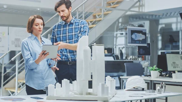 In Architectural Bureau: Architect and Engineer Talking, Working on a Building Complex Prototype Project, Using City Model and Computers Running 3D CAD Software. Quartiere residenziale o commerciale — Foto Stock