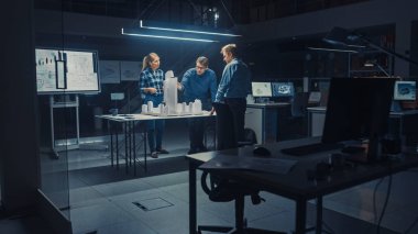 Yaratıcı Mimarlık Ajansı 'nda İki Profesyonel Tasarımcı Şef Proje Mühendisi ile Şehir Bölgesi Modeli Üzerinde Çalışıyor. Şehir Planlayıcıları İşlevsel İnşaat Modeli Üzerinde Çalışıyor.