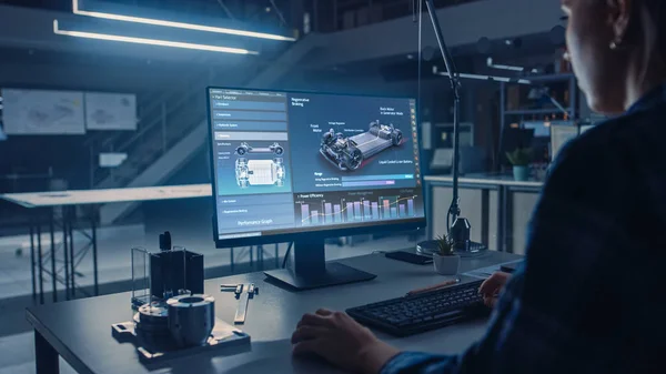 Инженер, работающий на настольном компьютере, экран, показывающий программное обеспечение САПР с эффективностью автомобиля и концепцией двигателя. Инженерный комплекс промышленного дизайна. Над плечом — стоковое фото