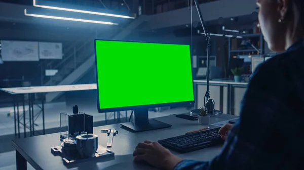 Over de schouder Shot of Engineer Werken met Green Mock-up Screen Desktop Computer. Faciliteit Industrieel Ontwerp. — Stockfoto