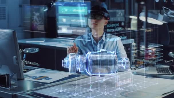 Industrial Factory Chief Engineer Wearing AR Headset Diseña un Prototipo de Motor Eléctrico en el Plano Holográfico Inteligente. Diseño virtual futurista de aplicación de tecnología mixta . — Vídeos de Stock