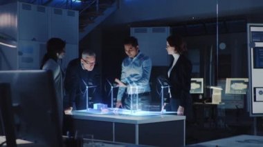 İnşaat Mühendisleri Grubu Holografik Artırılmış Gerçeklik 3d Rüzgar Türbini Modeli ile çalışıyor. Teknolojik Gelişmiş Ofis Profesyonel İnsanlar Sanal Gerçeklik Modelleme Yazılım Uygulaması Kullanıyor.