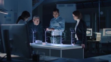 İnşaat Mühendisleri Grubu Holografik Artırılmış Gerçeklik 3d Rüzgar Türbini Modeli ile çalışıyor. Teknolojik Gelişmiş Ofis Profesyonel İnsanlar Sanal Gerçeklik Modelleme Yazılım Uygulaması Kullanıyor.