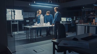 Yaratıcı Mimarlık Ajansı 'nda İki Profesyonel Tasarımcı Şef Proje Mühendisi ile Şehir Bölgesi Modeli Üzerinde Çalışıyor. Şehir Planlayıcıları İşlevsel İnşaat Modeli Üzerinde Çalışıyor.