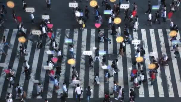 High Angle Shot of a Crowded Pedestrian Crossing in Big City (em inglês). Realidade Aumentada de Sinais de Mídia Social, Símbolos, Rastreamento de Localização e Emojis são adicionados às pessoas. Conceito de Tecnologia Futura . — Vídeo de Stock