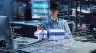 Ar Kulaklık takan Endüstriyel Fabrika Baş Mühendisi Holografik Projeksiyon Projesi 'nde bir elektrikli motor prototipi tasarlıyor. Karışık Teknoloji Uygulamasının Geleceği Sanal Tasarımı.