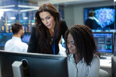 Kadın takım lideri genç Neural ağ mimar danışır. Onlar bir kalabalık ofis Neural ağ / yapay iş karar destek sistemi proje. Ofis alanı veri sunucusu vardır.