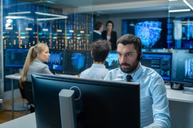 Müşteri hizmetleri temsilcisi cevap müşterinin sorular bir kulaklık. O büyük bir teknoloji şirketi için çalışıyor. Show görüntüler yararlı bilgiler Office uzmanları, çok etnik gruptan oluşan ekibe sahiptir.
