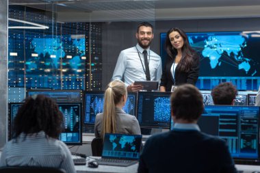 Proje Yöneticisi ve Başkanı bölümü tutun brifing bir takım mühendisleri ve inşaat makine öğrenme sistemi olan programcılar için. Neural ağ modeli çalışma görüntüler Show.