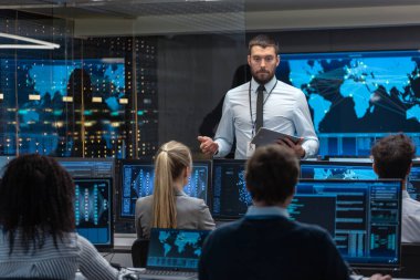 Şef proje mühendisi tutan brifing için bir takım, yapı makinesi öğrenme sistemi olan bilim adamları. Neural ağ modeli çalışma görüntüler Show.