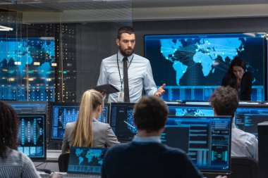 Şef proje mühendisi tutan brifing için bir takım, yapı makinesi öğrenme sistemi olan bilim adamları. Neural ağ modeli çalışma görüntüler Show.