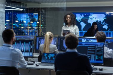 Şef proje mühendisi tutan brifing için bir takım, yapı makinesi öğrenme sistemi olan bilim adamları. Neural ağ modeli çalışma görüntüler Show.