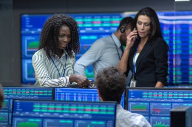 İş konuşmaya üç deneyimli hisse senedi yatırımcılarına makaleler danışmanlık ve ilgili verileri savunuyorlar. Bir büyük borsa şirketi için çalışıyorlar. Tam bir görüntüler gösterilen Infographics numaraları ise.