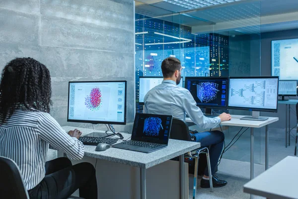 Multietniska Team av datavetare skapa neurala nätverk på sin arbetsplats. Office är Full av displayer visar 3d representationer av neurala nätverk. — Stockfoto