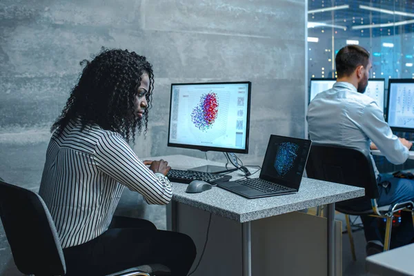 Multi-Ethnic Team of Computer Scientists Create Neural Network at Their Workstation (em inglês). Escritório está cheio de exibições mostrando representações 3D de redes neurais . — Fotografia de Stock