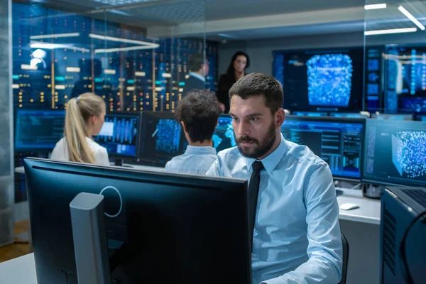 Neural ağ ve makine mühendisi programlama onun iş istasyonunda öğrenme. Office kalabalık ile insanlar çalışıyor. Birden çok ekran Neural ağ, yapay zeka temsil göster.