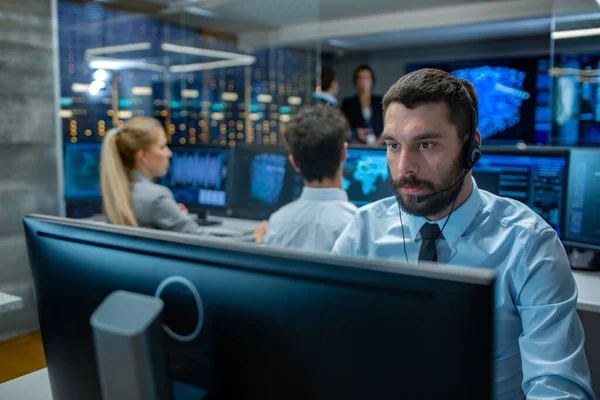 Müşteri hizmetleri temsilcisi cevap müşterinin sorular bir kulaklık. O büyük bir teknoloji şirketi için çalışıyor. Show görüntüler yararlı bilgiler Office uzmanları, çok etnik gruptan oluşan ekibe sahiptir.