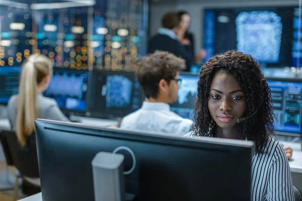 Erkek müşteri hizmetleri temsilcisi cevap müşterinin sorular bir kulaklık. O büyük bir teknoloji şirketi için çalışıyor. Show görüntüler yararlı bilgiler Office uzmanları, çok etnik gruptan oluşan ekibe sahiptir.