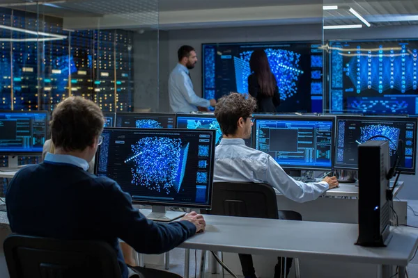 Çok etnik gruptan oluşan grup araştırma mühendis, Neural ağ mimarlar, Programmists öğrenme, sinirsel bir makinede çalışan ağ projesi oluşturma. Neural ağ modeli çalışan office görüntüler Show.