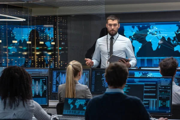 Şef proje mühendisi tutan brifing için bir takım, yapı makinesi öğrenme sistemi olan bilim adamları. Neural ağ modeli çalışma görüntüler Show.