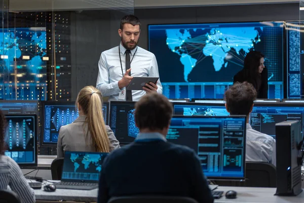 Chef Project Engineer houdt Briefing voor een Team van wetenschappers, die zijn gebouw Machine Learning System. Hiermee Toon werken Model van een neuraal netwerk. — Stockfoto