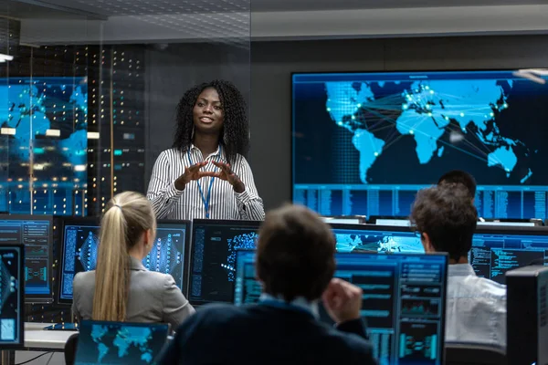 Şef proje mühendisi tutan brifing için bir takım, yapı makinesi öğrenme sistemi olan bilim adamları. Neural ağ modeli çalışma görüntüler Show.