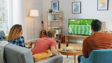 Oturma odasında bir koltukta oturan üç spor fanatiği televizyonda önemli futbol maçı izleyip takımlarını destekliyor ve takımlarına galibiyet getiren golü bekliyorlar..