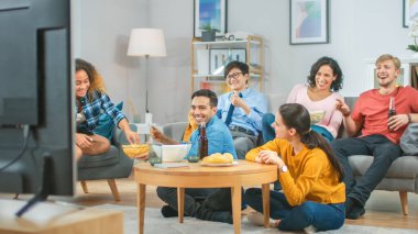 Ev Çeşitli Grup Arkadaşları 'nda birlikte televizyon izleyip, abur cubur yiyip, içki içiyorlar. Komedi dizisi ya da film izlemek, gülmek ve birlikte eğlenmek..