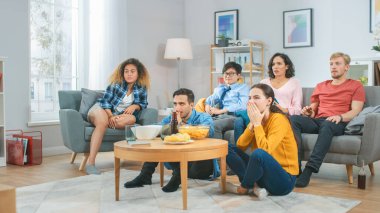 Ev Çeşitli Grup Arkadaşları 'nda birlikte televizyon izliyorlar, TV' nin içeriğinden duygusal olarak dehşete düşüyorlar ve korkuyorlar. Gençler Haberleri ve Korku Filmlerini İzledikten Sonra Korkuyor.