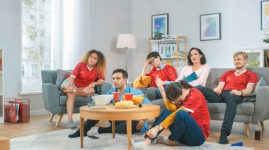 Spor Taraftarları Spor Takımının Üniforma Giyen Spor Maçı Maçı 'nda Tezahürat Yapıyorlar ama Takım Kaybediyor. Yiyecek ve içeceklerle dolu rahat bir oda..