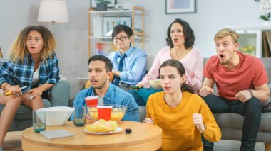 Ev Çeşitli Grup Arkadaşları 'nda birlikte televizyon izleyip, abur cubur yiyip, içki içiyorlar. Muhtemelen spor maçı, film ya da sitcom dizisi izliyorlardır. Gençler Birlikte Eğleniyor.