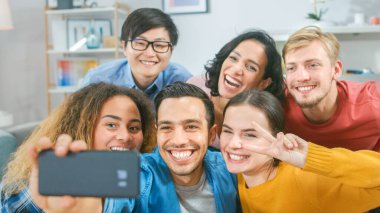 Ortak Selfie Yapan Farklı Arkadaş Grubu 'nda Guy Smartphone İnsanları Gülümser, Güler ve Ördek Dudakları Yapar. Ev Partisinden Canlı Yayın Yapan Gençler.