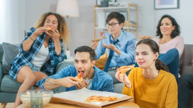 Ev Çeşitli Grup Arkadaşları 'nda birlikte televizyon izleyip devasa pizzaları paylaşıyor ve lezzetli turta yiyorlar. Erkekler ve Kızlar Komedi Dizisi ya da Film İzliyor, Gülüyor ve Birlikte Eğleniyor.