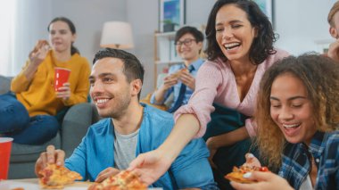 Ev Çeşitli Grup Arkadaşları 'nda birlikte televizyon izleyip devasa pizzaları paylaşıyor ve lezzetli turta yiyorlar. Erkekler ve Kızlar Komedi Dizisi ya da Film İzliyor, Gülüyor ve Birlikte Eğleniyor.