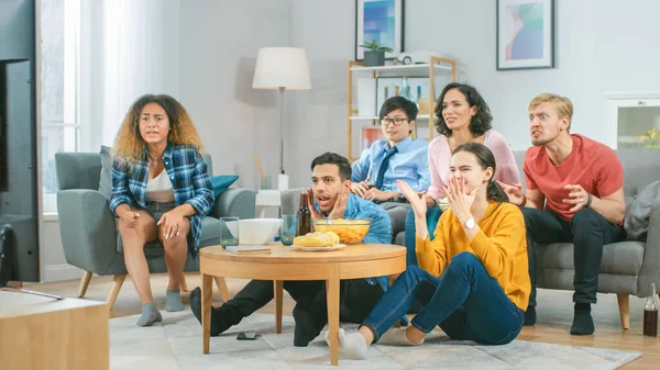At Home Diverse Group Friends Watching TV Together, Eating Snacks and Drinking Beverage. They Probably Watching Sports Game or Fun Movie. — Stock Photo, Image